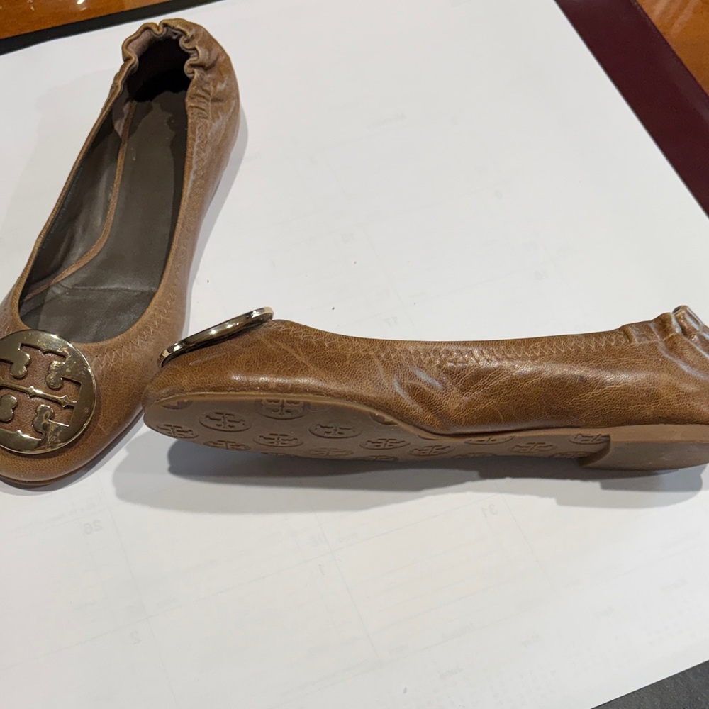 Tory Burch Tan Leather Flats with Gold Emblem - Picture 4 of 4